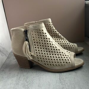 SIZE 9 / Ankle Booties / Cream